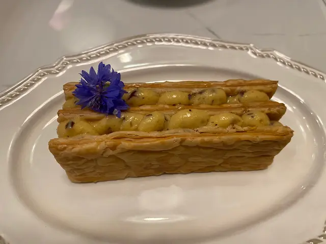 桂花味很清香，甜而不膩，很多拿破侖中間夾雜嘅醬都比較死甜，但依間就唔會。紅棗桂花雪梨醬較杰身 ，卻又唔會整濕出面個餅，非常鬆脆，而且有啲雪梨碎又有咬口👍🏻