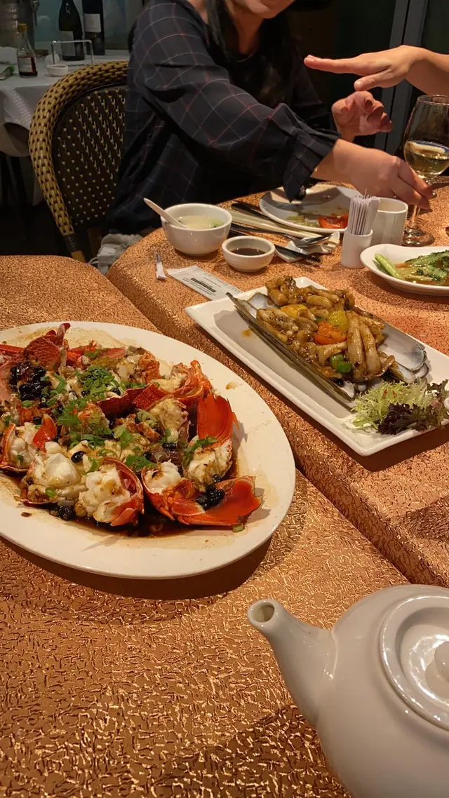 豉汁蒸龍蝦（第一次食呢個煮法👍🏼），炒蟶子，水準依然😍）