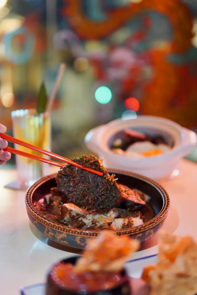 香煎澳洲和牛臉，配沙嗲金菇汁，櫻花蝦煎腸粉