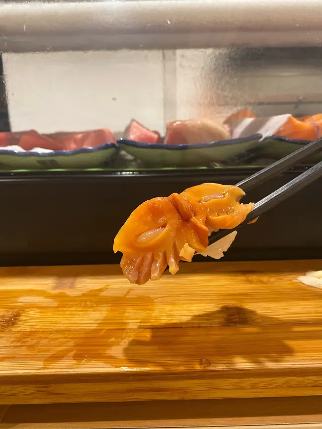 廚師介紹為活赤貝刺身,食落肉質爽厚、味道更鮮甜,令人再三回味。