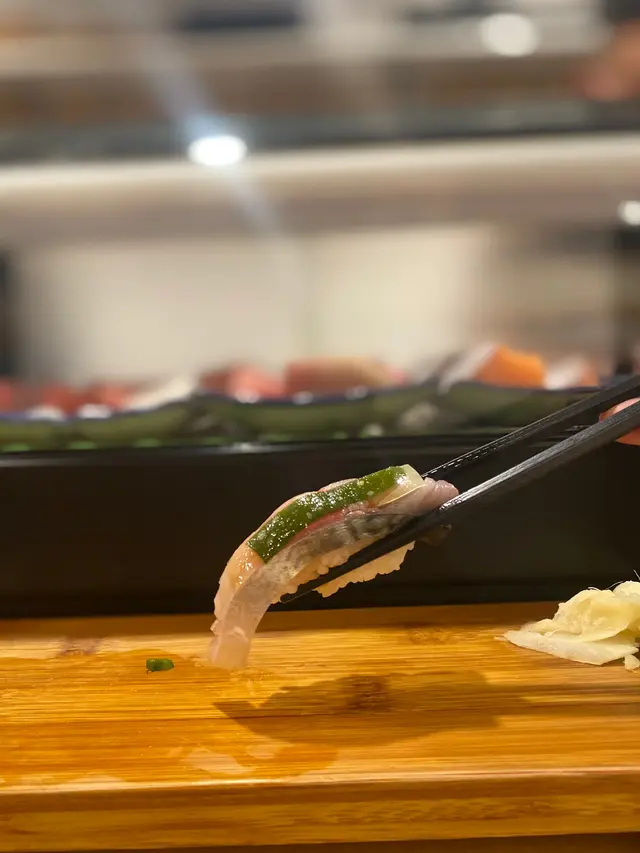 呢度既鯖魚刺身係經過醋製的,所以食既時候唔會食到魚腥味,反而可以享受到鯖魚鮮味。