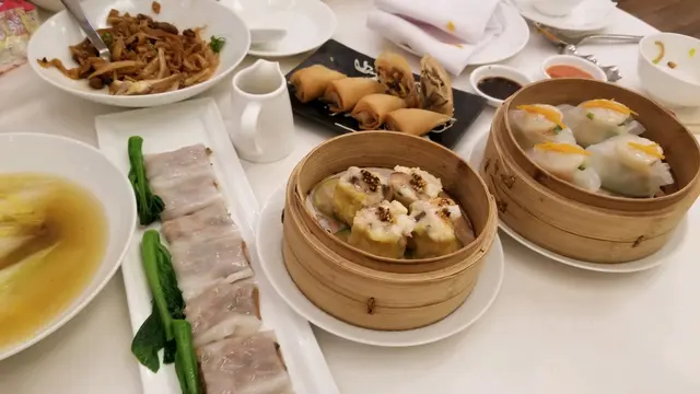 珊瑚翡翠帶子餃， 叉燒腸粉