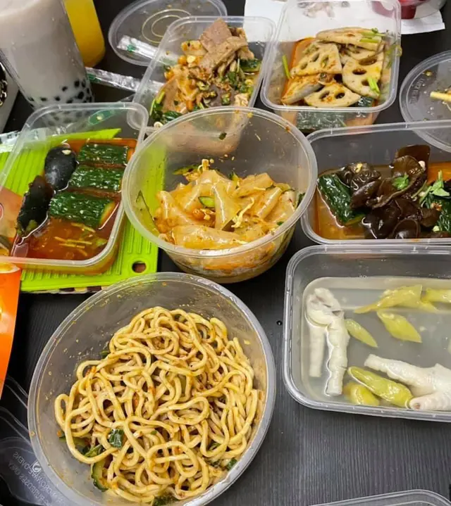 併盤～雲耳～泡椒鳳爪～雞絲涼皮 ～涼麵～皮蛋～蓮藕～