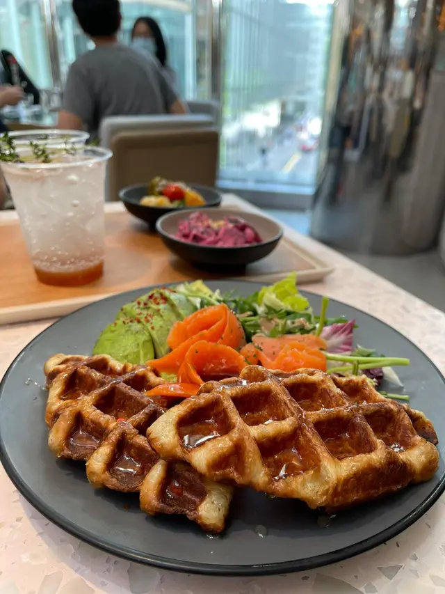 煙三文魚牛油果牛角包窩夫