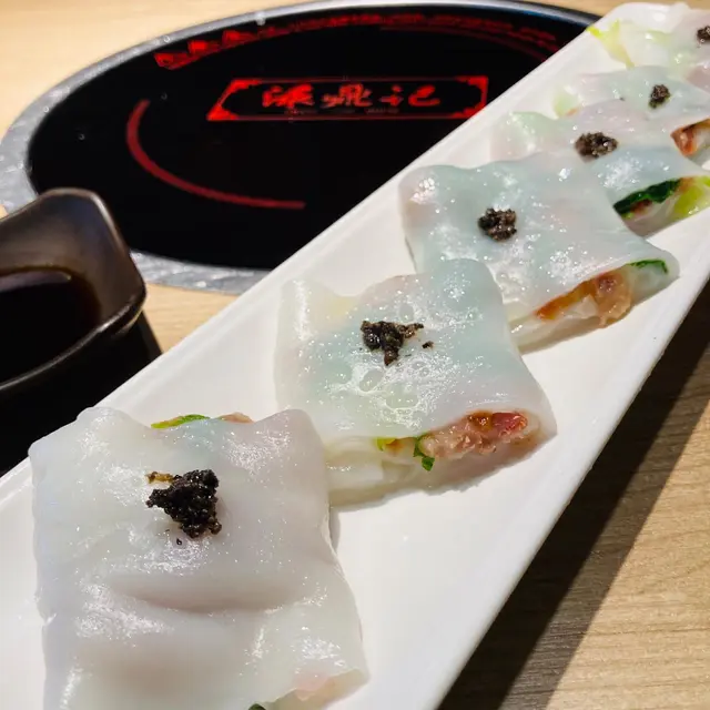 松露放入叉燒腸起左畫龍點睛嘅作用,plating顏色配搭更鮮明。腸粉食落嫩滑,餡料除叉燒更食到一陣蒜香味,令人胃口大增🤤🤤