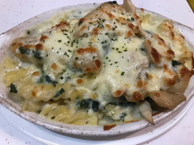 芝士焗菠菜魚柳螺絲粉，真係鍾意食芝士嘅人應該好鍾意，啲芝士一拉出嚟就起晒絲，芝士味濃，炸魚柳好有口感，螺絲粉配以這個芝士醬汁配搭得好好，真係好好味😋。