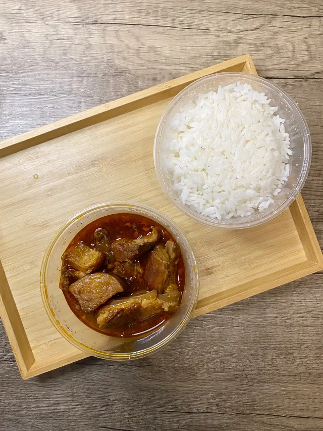 驚嘆黑蒜醬燒豬軟骨配白飯