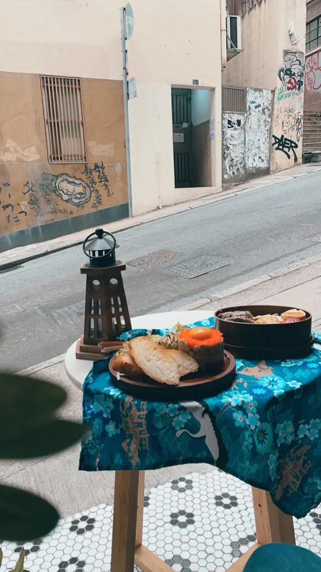 上枱用左便當布紥住,日式嘅花紋好精緻。拆開後用黎舖枱,同食物影相都好靚。和牛漢堡肉質鮮嫩可口,亦鎖到肉汁,另外仲有半粒溏心蛋,配飯團好夾。