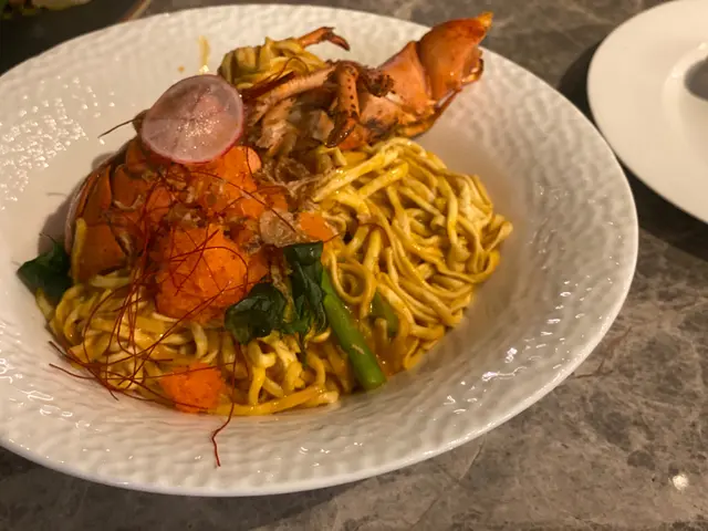 龍蝦汁龍蝦伊麵配飛魚籽