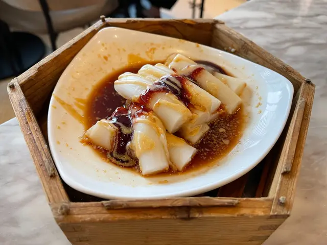 櫻花蝦橋底混醬豬腸粉