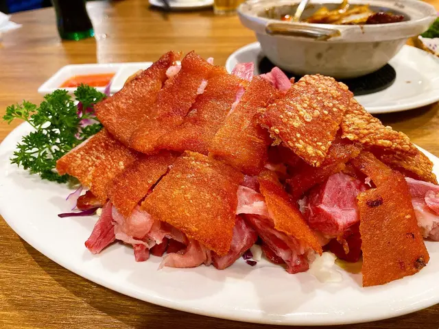 楚撚記脆皮原隻炸豬手