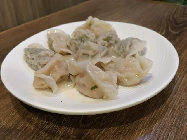 蕃薯苗鮮肉餃拼韭黃蝦仁餃