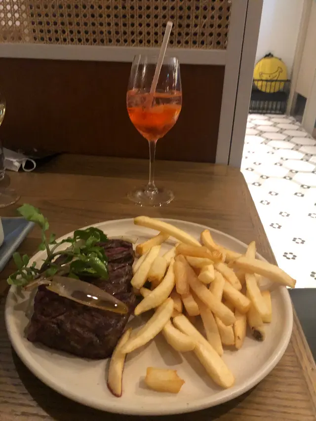 Steak Wagyu /Mussels  with  cream  sauce  /  Bone  marrows  