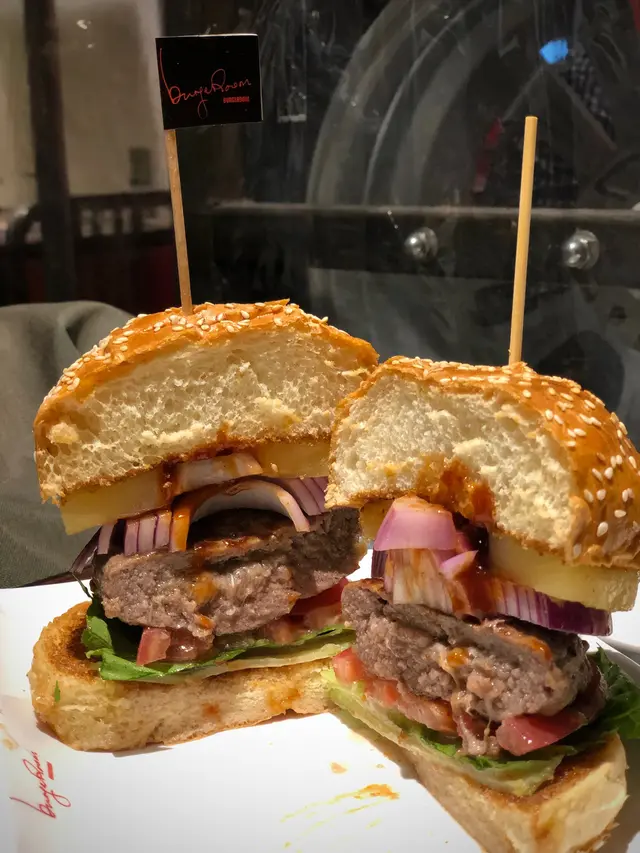菠蘿燒烤醬牛肉漢堡