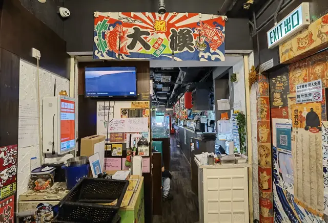 偶然放題下都會有好心情，  剛好人係旺角就揀一間叫做神戶屋日韓放題來開心下，  位於萬兆中心八樓，  行入店內看見廚房布置就充滿左濃厚日本風情環境，  空間闊落感覺舒適。