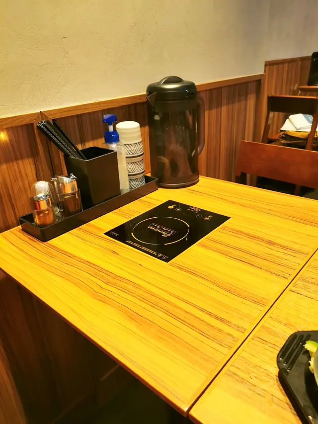 簡約日系， 桌子上有電爐和冰凍的泠水