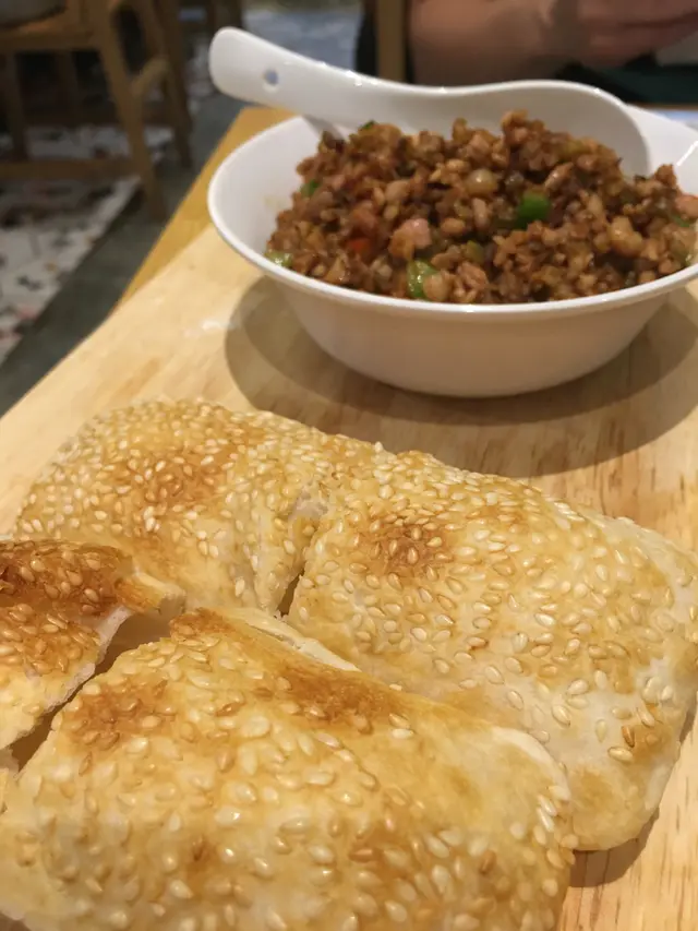 炸菜肉末配叉子