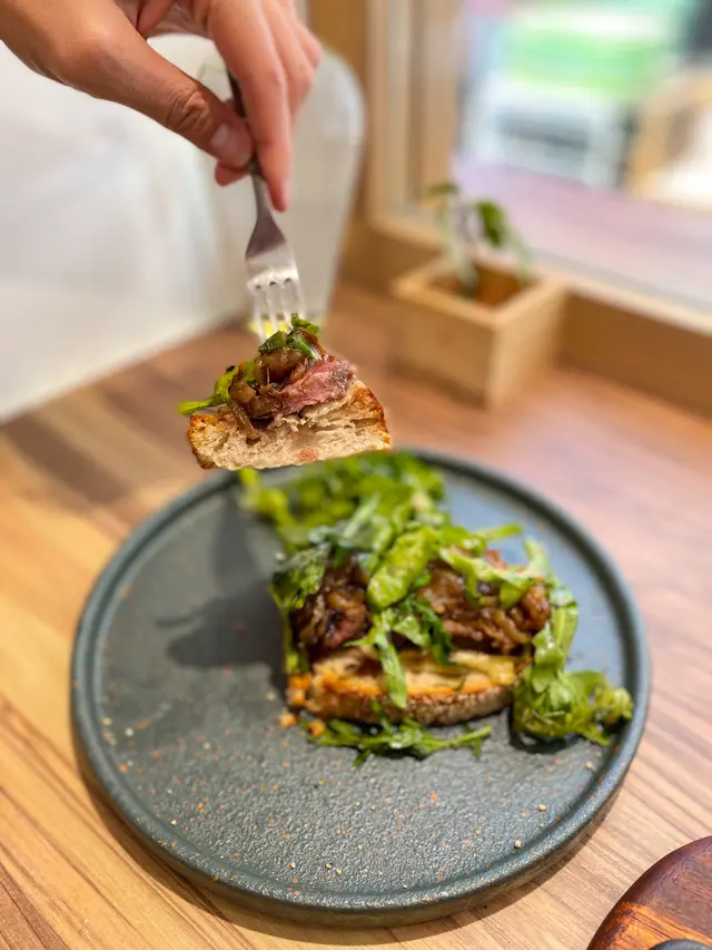 (SRF Beef, Emmental Cheese, Arugula, Caramelised Onion)