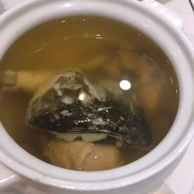 好重藥材味，未必人人鐘意，但朋友話醫頭風頭痛，我即叫。湯十分足料。我唔識食魚頭，友人話夾落魚頭，魚骨都粉碎，可見係燉咗好耐