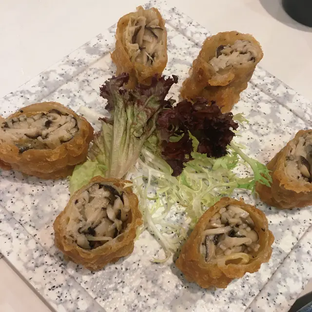 炸得香脆唔油的皮包住帶有黑松露香的磨菇，我同友人都大讚，必叫👍🏻👍🏻