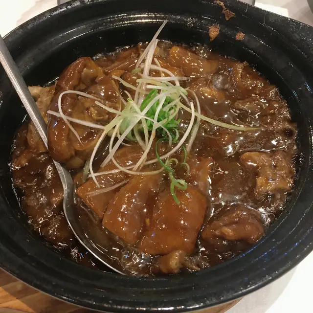 平日食鵝都係燒味或潮州老水，碌鵝真係未試過。小鍋上見到醬汁仲不斷滾起水泡，香味有點似羊腩煲。鵝肉超嫩，即使胸肉都唔鞋口，雖然見煲內浮起一層油脂，對想減肥嘅我有點滴汗，但絕對值得一試😋😋