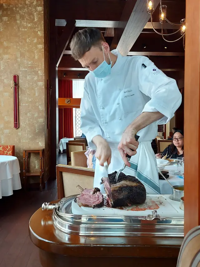 主廚Karl Stelle親自將燒牛肋骨切出上碟奉客