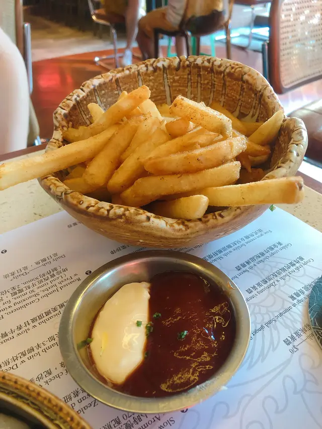 炸薯條配辣蕃茄醬，蒜味蛋黃醬