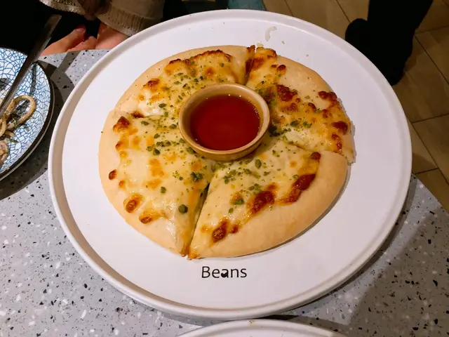 開心果馬蘇里拉芝士薄餅配蜂蜜