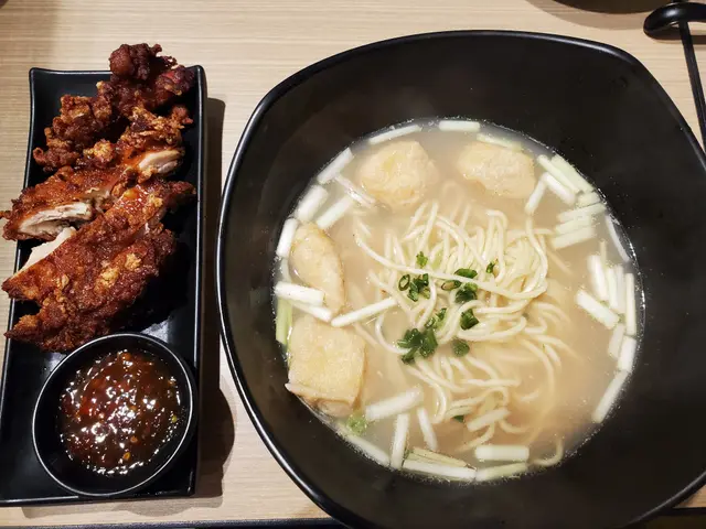 茶燻煎軟雞慶麵