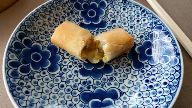 金黃香脆的春卷皮,內裡有椰菜、甘筍絲...等