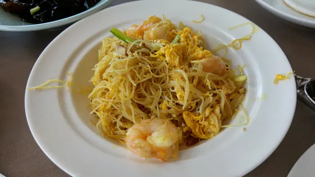 炒蛋、蝦...、米粉入口微辣又乾身