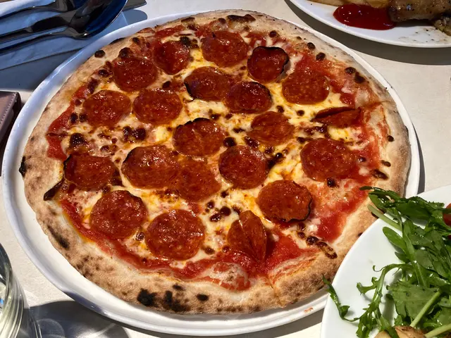 辣肉腸芝士薄餅