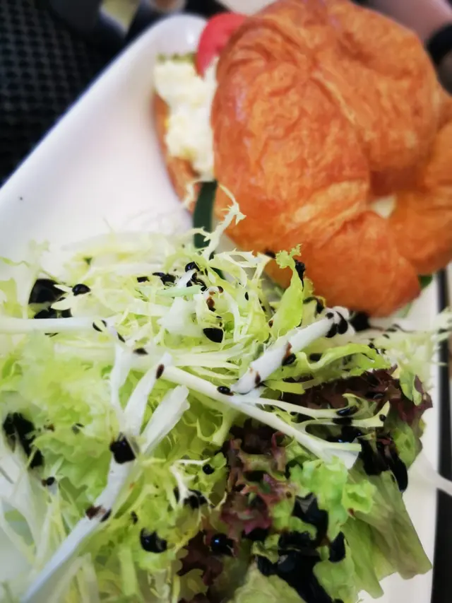 碎蛋沙律牛角連飲品