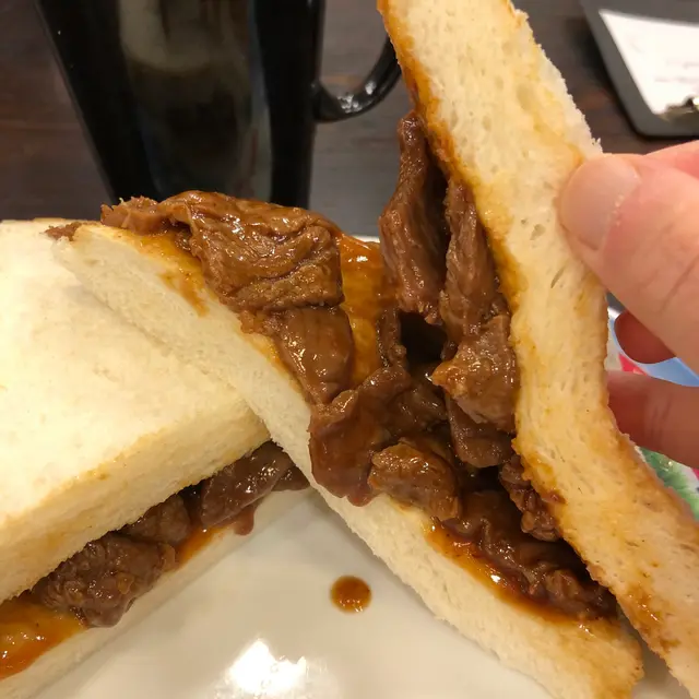 牛肉份量不少，咬落去會流汁，麵包吸咗汁，好食