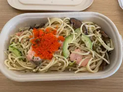 S7 烟三文鱼蚬肉杂菜炒意粉