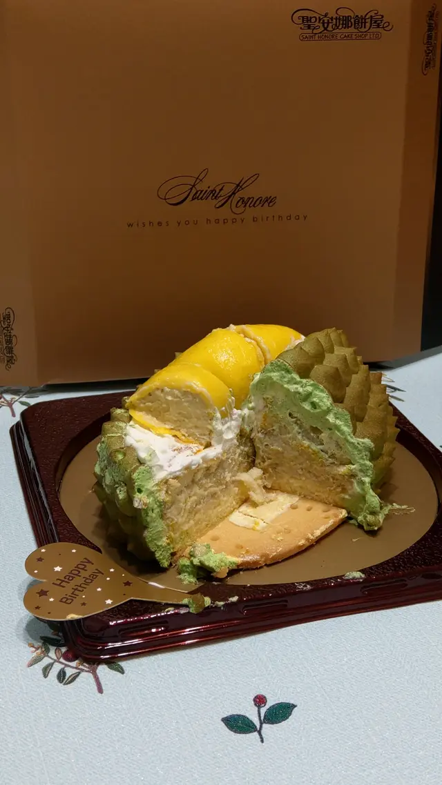 表面看似新鮮榴槤的榴槤肉，輕輕切開，充滿載榴槤肉，果然係真材實料