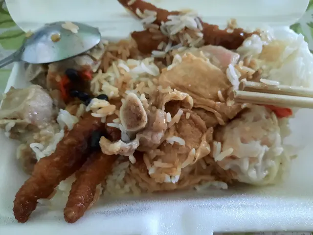 鳳瓜排骨飯加鶉蛋燒賣大兜亂