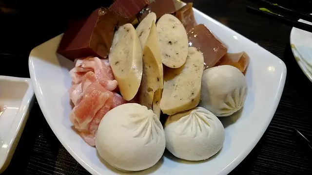鴨血, 黑椒豬肉腸, 豬頸肉, 小龍包, 水魷