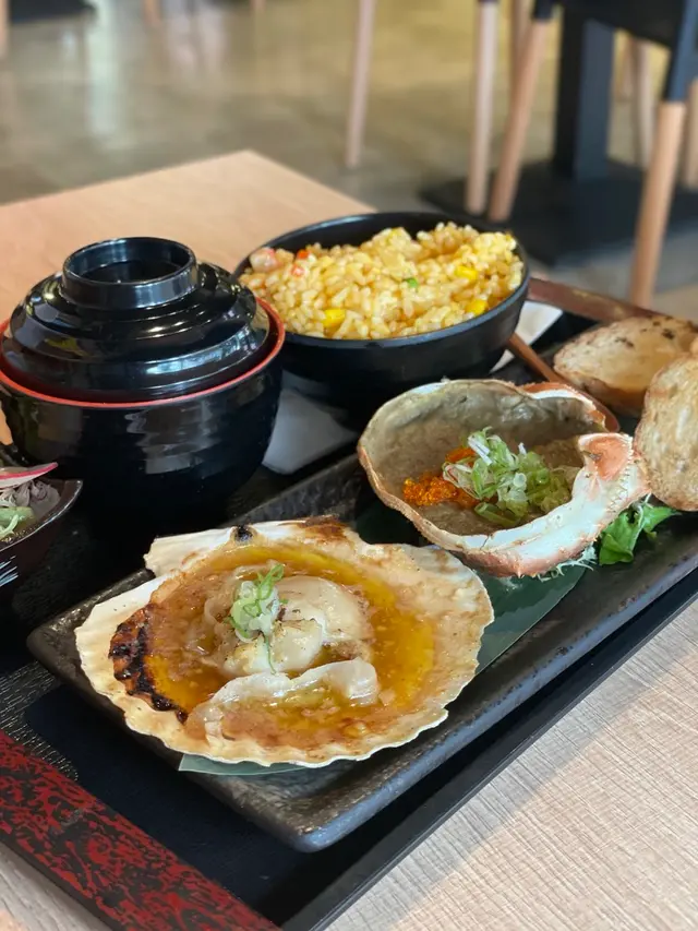 浜燒午餐 (甲羅燒，帆立貝，仲有日式炒飯同花甲麵豉湯)