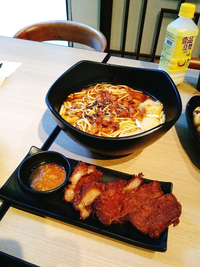 香酥排骨拼滷肉慶麵