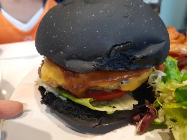 安格斯牛肉手工竹炭漢堡配脆薯