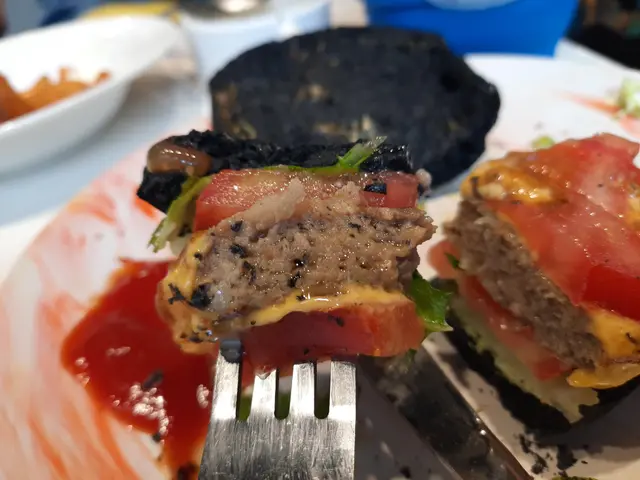 安格斯牛肉手工竹炭漢堡配脆薯