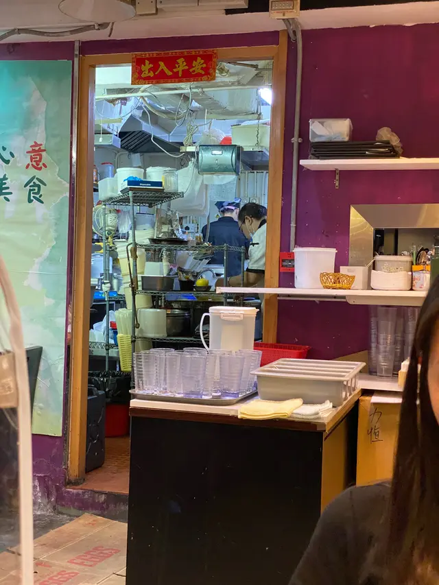 廚師唔戴口罩煮野食及翻炸食緊既薯角。