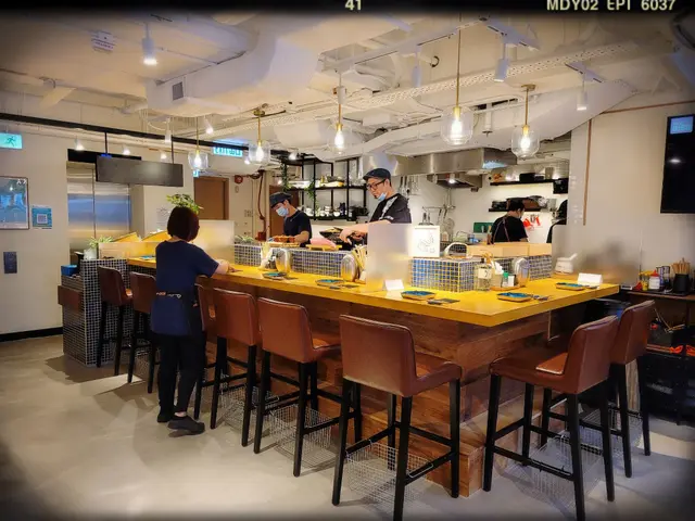 開放式廚房及高櫈吧位