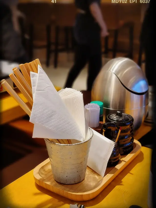 自助餐具、紙巾、調味料及垃圾鐵桶