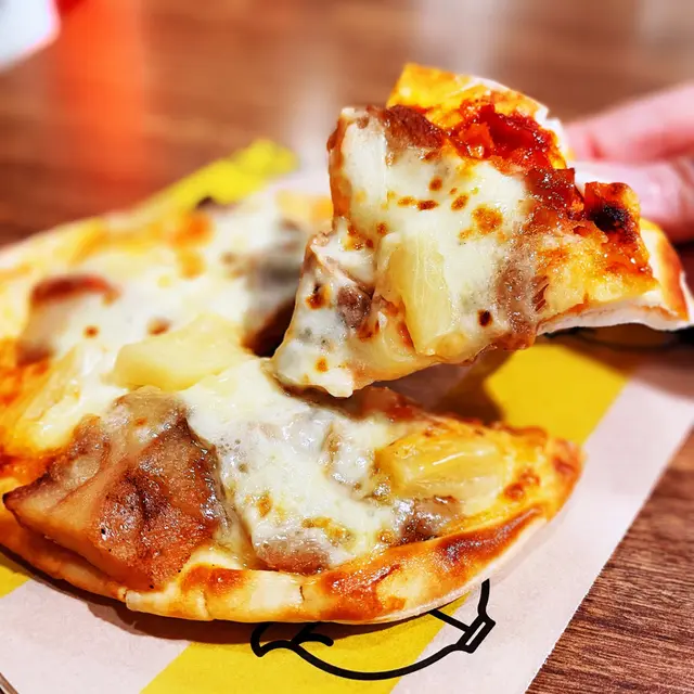 Pineapple & Chicken Cheesy Pizza Bread