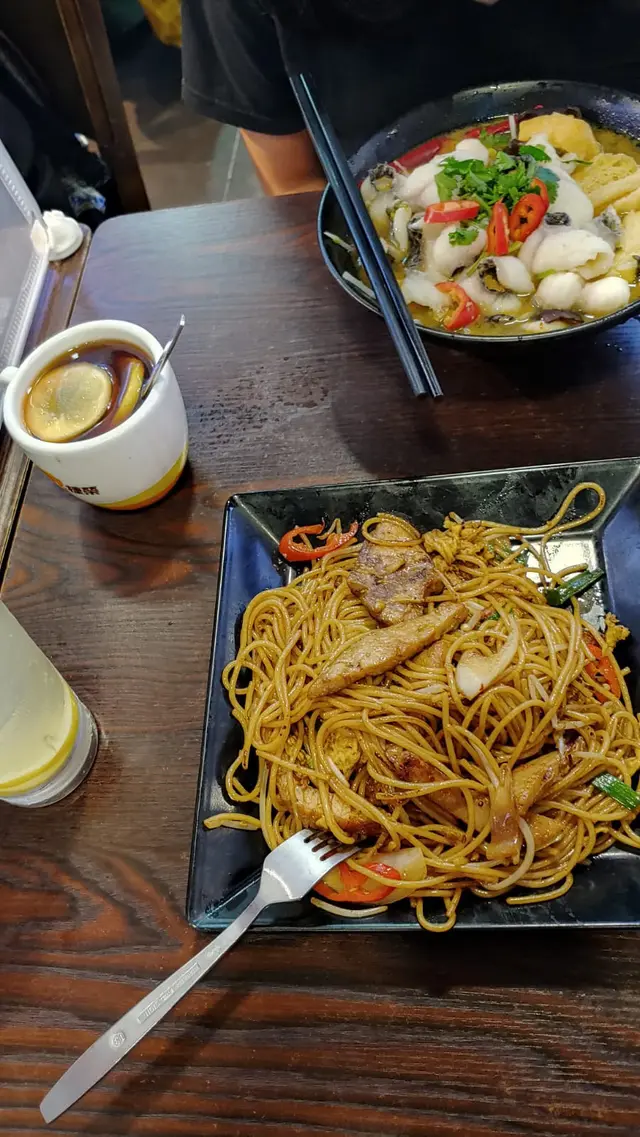 黑椒豬扒炒意粉 酸菜魚米線