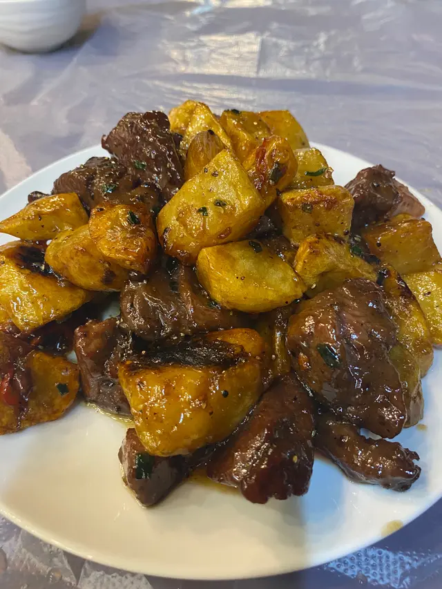 外脆內軟嘅薯仔  淋而入味嘅牛仔粒😻
