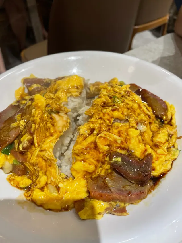 應該有成三碗飯喺度