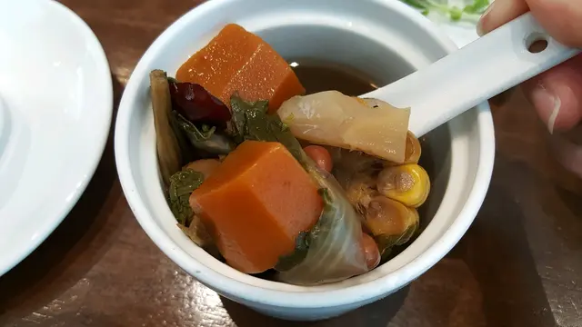 內有菜乾、紅蘿蔔、粟米、花生、紅腰豆、原粒栗子